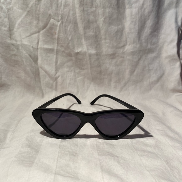 RETRO FEEL URBAN OUTFITTERS SUNGLASSES - Picture 2 of 3